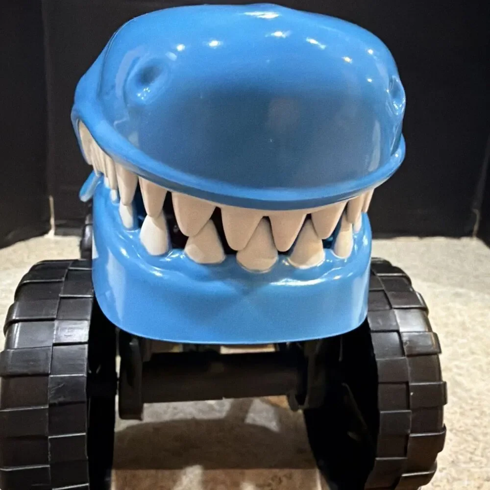 chapmei motorshop shark monster truck-truck and mouth moves-lights & sounds too!